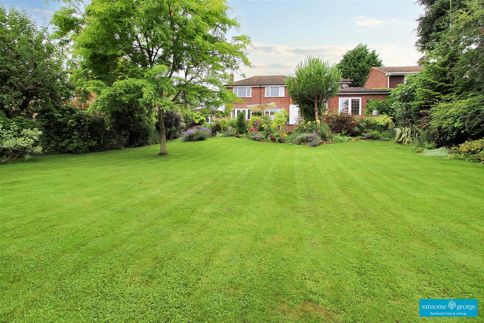 5 bed property in Fairway Avenue, Reading